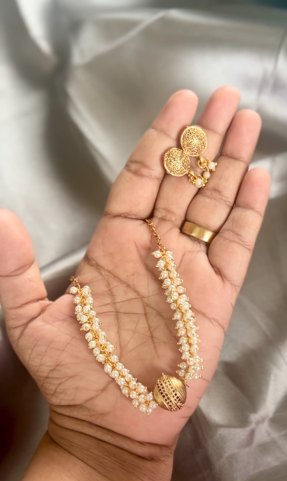 Small pearl choker with studs